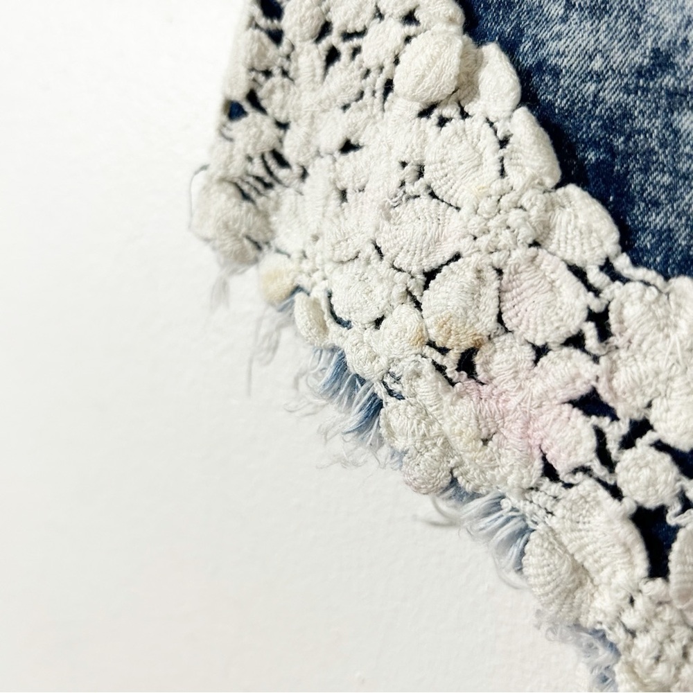 36 Point 5 Denim Jean Shorts Crocheted Lace Details Patch Pockets Acid Wash - Picture 7 of 9